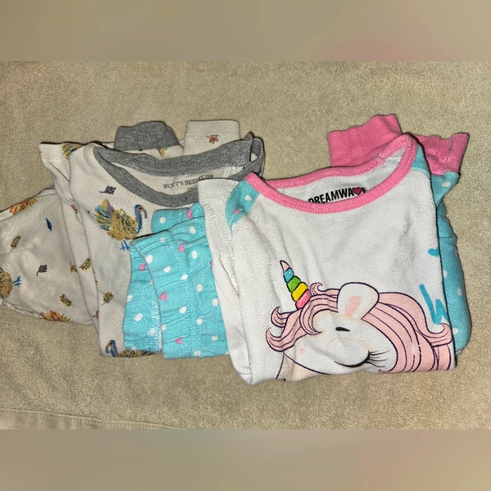 GIRLS 5T, 2 PAIR OF JAMMIES. TOPS AND BOTTOMS. EUC💐💯